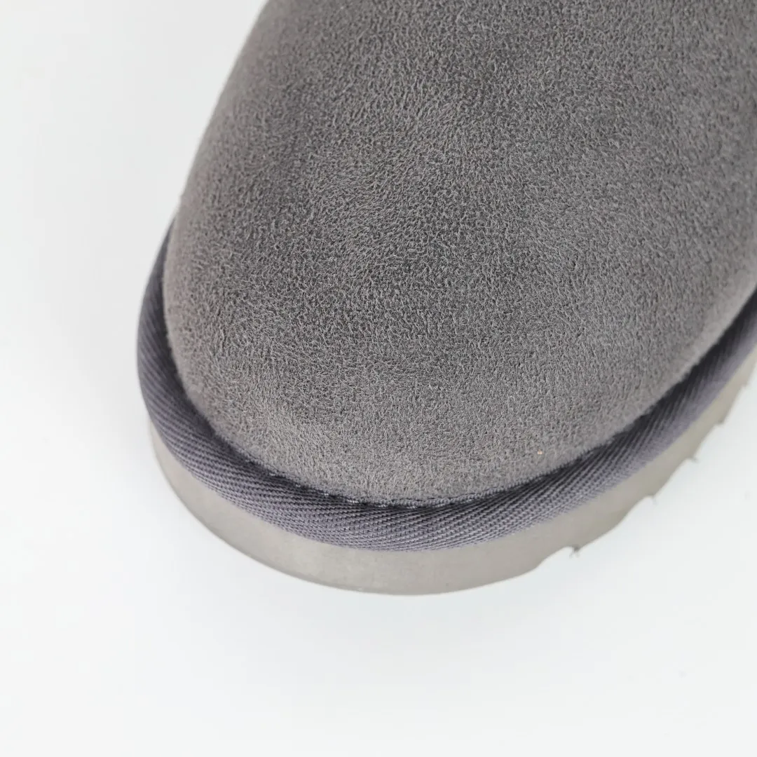 Pick up locally 💰600 Core recommendation Good price Cashmere insoles are a very suitable choice for keeping warm in winter and at home. In the new year, uug launched a series of styles, which are partially geared towards the preferences of young consumers and have also moved to the forefront of fashion trends. Shoe body material Water-repellent coated suede upper 17mm UGGPURE™ implanted wool insole Lightweight non-slip comfortable rubber outsole With brand LOGO Trademark Comes with a full set of packaging Size: 35 36 37 38 39 40